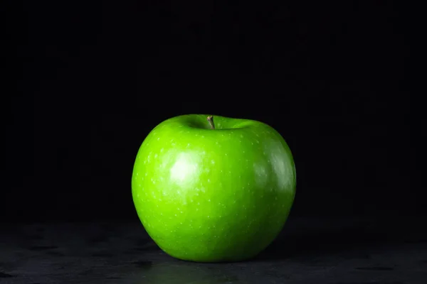 Green Apple Black Background One Green Apple Frame — Stock Photo, Image