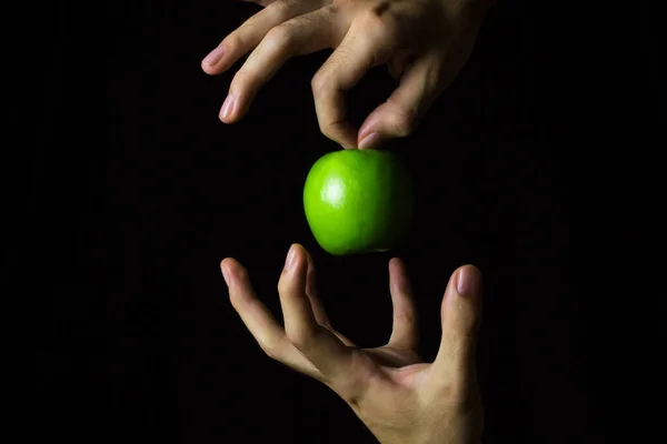 Zöld Alma Fekete Háttérrel Férfi Kéz Egy Almát Tart Másik — Stock Fotó