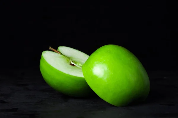 Green Apple Black Background Apple Cut Half One Apple Slice — Stock Photo, Image