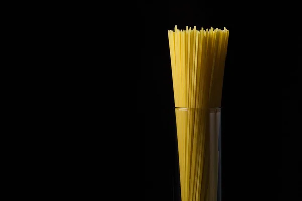 Spaghetti Sur Fond Noir Spaghettis Longs Jaunes Dans Une Tasse — Photo