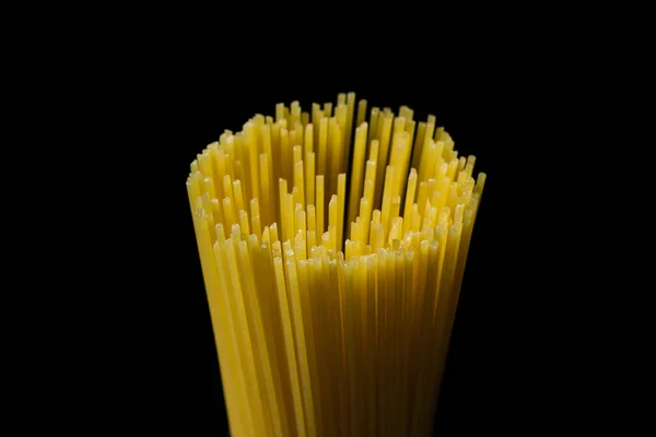 Spaghete Fundal Negru Spaghete Lungi Galbene Sub Forma Unui Cerc — Fotografie, imagine de stoc