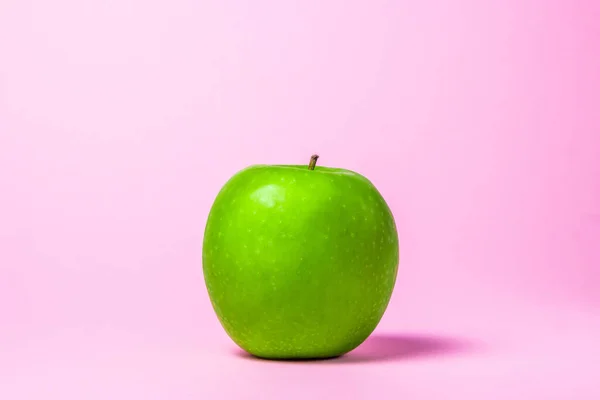 粉色背景上的绿色苹果 Glamor苹果 — 图库照片