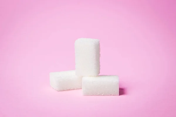 Cubos Açúcar Fundo Rosa Três Cubos Açúcar Estão Cima Uns — Fotografia de Stock