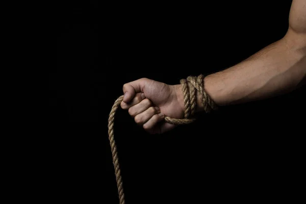 Чоловіча Рука Тримає Мотузку Чорному Тлі Джутова Мотузка Обертається Навколо — стокове фото