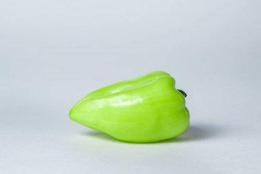 Beyaz arka planda yeşil biber. Taze ve sulu biberler..