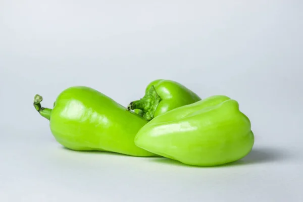 Groene Paprika Een Witte Achtergrond Drie Paprika Liggen Naast Elkaar — Stockfoto