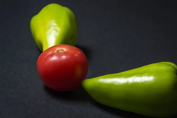 Grönsaker Svart Bakgrund Tomat Och Grön Paprika Ligger Svart Bakgrund — Stockfoto