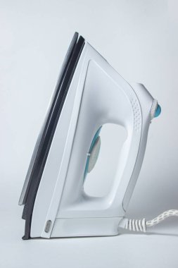 Beyaz arka planda beyaz ütü. Eski tarz demir, eski tarz.