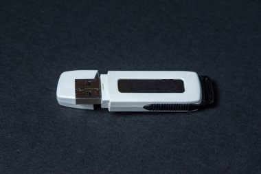 Siyah arka planda USB hafıza kartı. Bilgi taşıyıcı. Modern teknoloji. Bilgi aktarımı.
