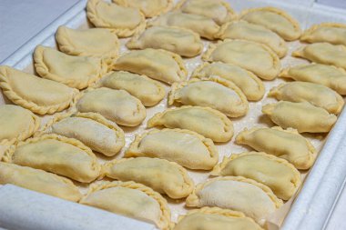 Vareniki. Ev yapımı börekler. El yapımı hamur yemeği. Rus mutfağı.