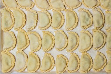 Vareniki. Ev yapımı börekler. El yapımı hamur yemeği. Rus mutfağı.