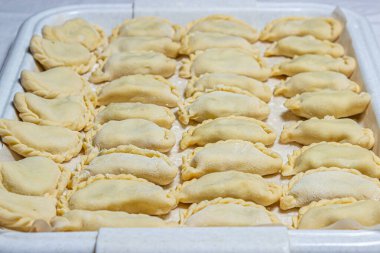 Vareniki. Ev yapımı börekler. El yapımı hamur yemeği. Rus mutfağı.