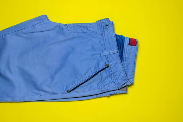 Celana Klasik Celana Biru Klasik Dengan Latar Belakang Kuning Busana — Stok Foto