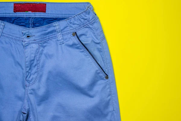 Klasik Pantolon Işte Sarı Arka Planda Mavi Klasik Pantolon Erkek — Stok fotoğraf