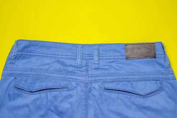Celana Klasik Celana Biru Klasik Dengan Latar Belakang Kuning Saku — Stok Foto