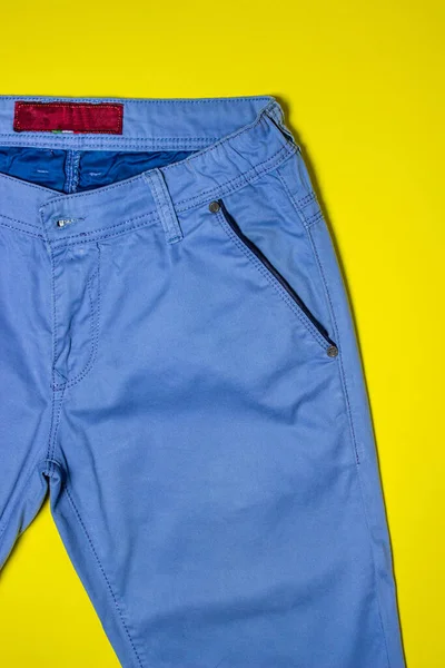Klasik Pantolon Işte Sarı Arka Planda Mavi Klasik Pantolon Erkek — Stok fotoğraf
