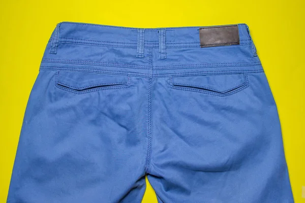 Pantalon Classique Pantalon Classique Bleu Sur Fond Jaune Poches Arrière — Photo