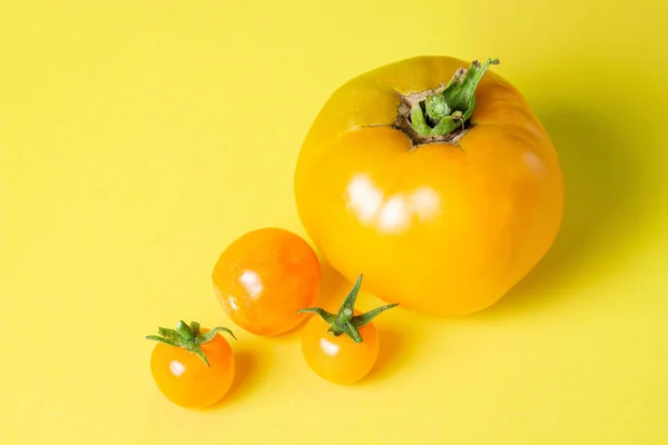 Tomates Amarelos Fundo Amarelo Tomates Suculentos Maduros Variedade Tomate — Fotografia de Stock