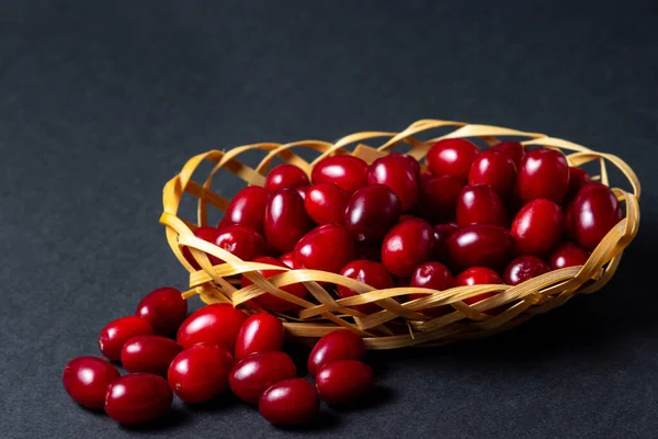 Hartriegel Auf Schwarzem Hintergrund Weidenkorb Voller Reifer Roter Hartriegel Nicht — Stockfoto