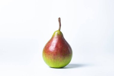 Beyaz arka planda yeşil armut. Yaz hasadı. sağlıklı meyveler