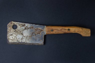 Siyah arka planda balta. Paslı mutfak baltası. Ev eşyası. Mutfak eşyaları.