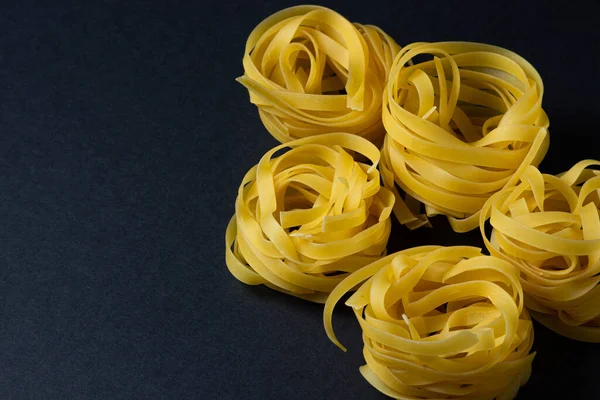 Nesten Van Pasta Een Zwarte Achtergrond Italiaanse Pasta Pasta Nesten — Stockfoto