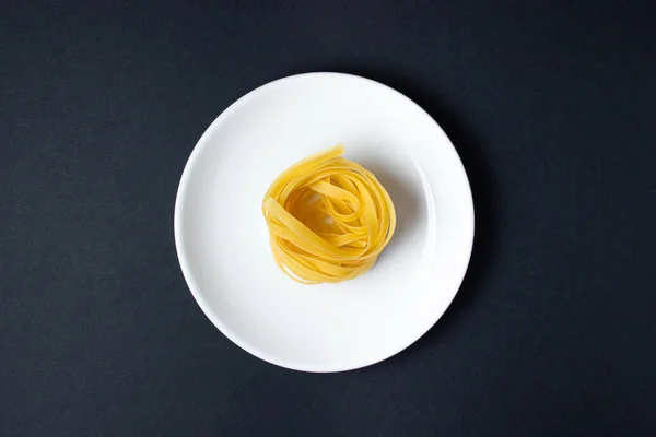 Nesten Van Pasta Een Zwarte Achtergrond Italiaanse Pasta Het Pastanest — Stockfoto