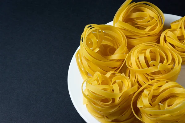 Nesten Van Pasta Een Zwarte Achtergrond Italiaanse Pasta Pasta Nesten — Stockfoto