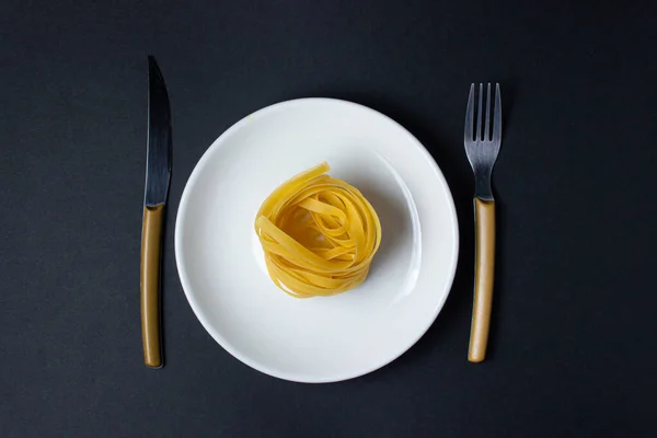 Nesten Van Pasta Een Zwarte Achtergrond Italiaanse Pasta Het Pastanest — Stockfoto