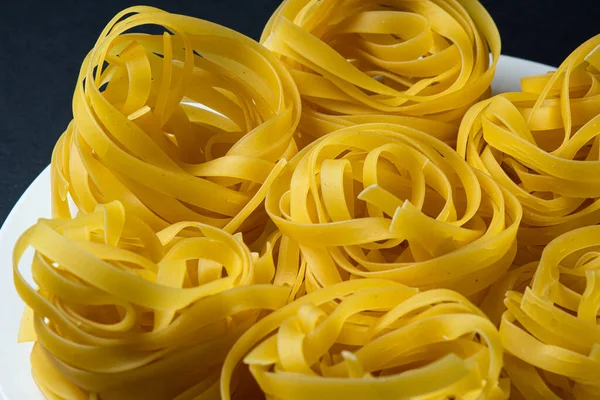 Nesten Van Pasta Een Zwarte Achtergrond Italiaanse Pasta Pasta Nesten — Stockfoto