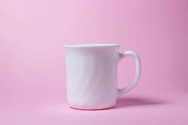 Taza Blanca Sobre Fondo Rosa Hay Lugar Para Una Inscripción — Foto de Stock