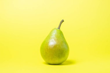 Sarı arka planda armut. Çerçevenin ortasına bir armut.