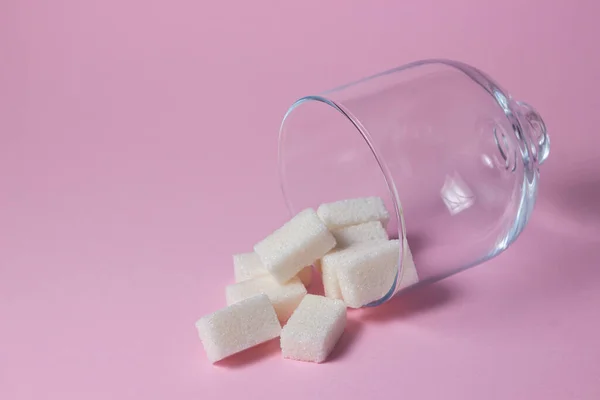Cubos Açúcar Fundo Rosa Sugarcubos Derramados Artigos Vidro — Fotografia de Stock