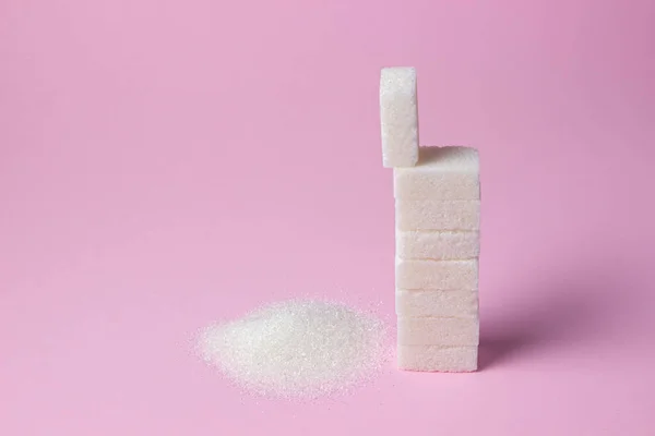 Kostki Cukru Cukier Granulowany Różowym Tle Kostki Sakhalskie Układane Kolumnie — Zdjęcie stockowe