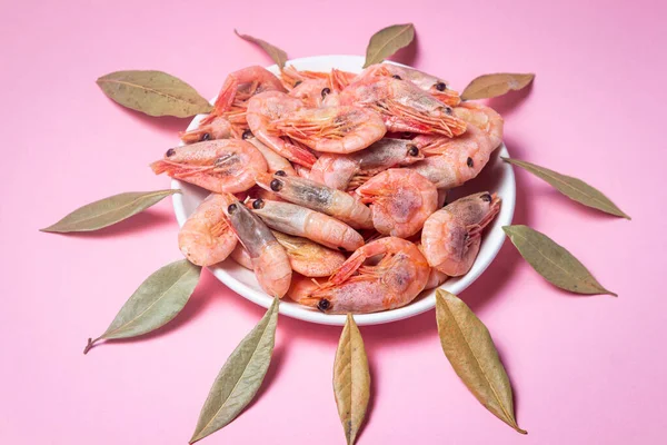 Shrimps White Plate Boiled Shrimp Plate Pink Background Laurel Leaves — Stock Photo, Image