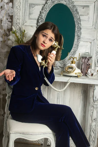 Κορίτσι Μπλε Κοστούμι Κορίτσι Μιλάει Στο Τηλέφωνο Συγκίνηση Δυσαρέσκειας — Φωτογραφία Αρχείου