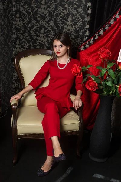 Ragazza Vestita Rosso Ragazza Seduta Una Poltrona Stile Elegante — Foto Stock