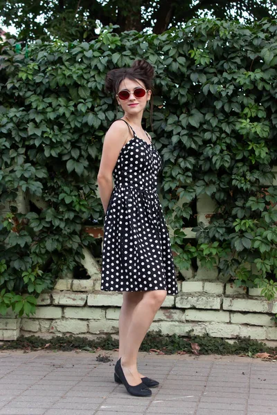 Menina Vestido Com Bolinhas Uma Menina Vestido Preto Fundo Uma — Fotografia de Stock