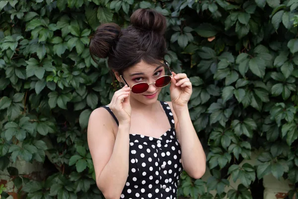 Une Fille Avec Des Lunettes Une Robe Pois Une Fille — Photo