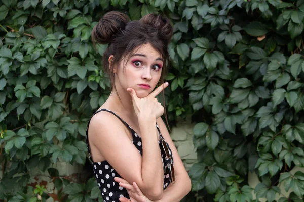 Menina Vestido Com Bolinhas Uma Menina Vestido Preto Fundo Uma — Fotografia de Stock