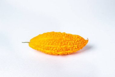 Beyaz arka planda Momordica. Egzotik bir sebze..