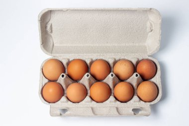 Beyaz arka planda yumurtalar. Karton kutuda tavuk yumurtası.