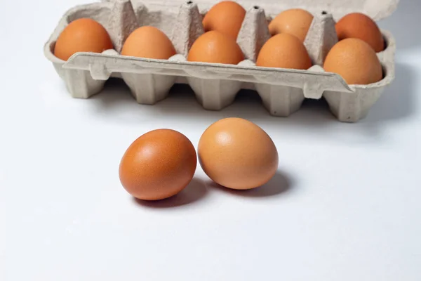 Huevos Sobre Fondo Blanco Huevos Pollo Una Caja Papel Dos — Foto de Stock