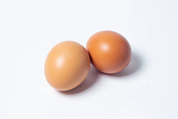 Huevos Sobre Fondo Blanco Dos Huevos Pollo Yacen Uno Lado — Foto de Stock
