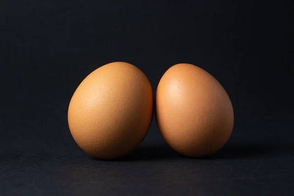 Ouă Fundal Negru Două Ouă Pui Unul Lângă Altul — Fotografie, imagine de stoc