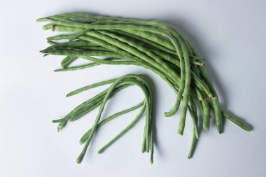 Beyaz arka planda yeşil fasulye. Hasat. Ev yemeği.