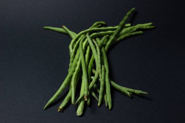 Siyah arkaplanda yeşil fasulye. Hasat. Ev yemeği.