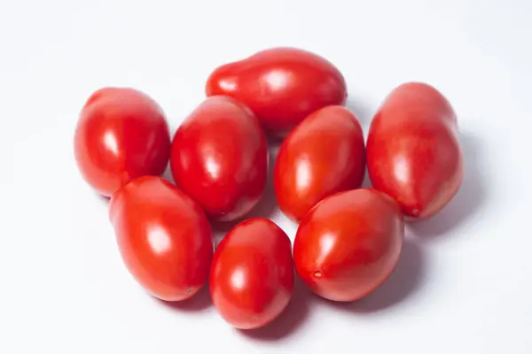 Tomates Fundo Branco Tomates Vermelhos Estão Uma Pilha — Fotografia de Stock