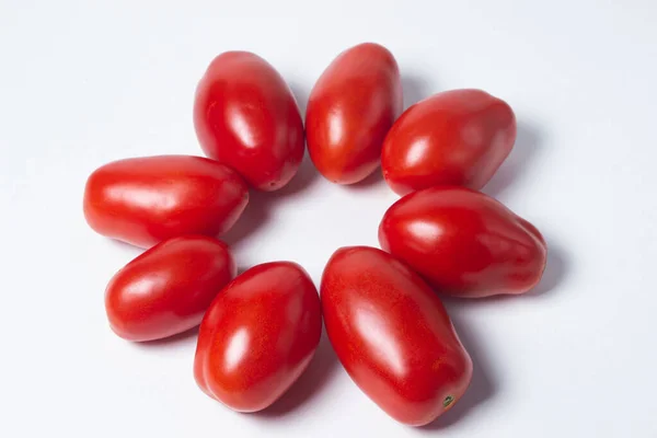 Tomates Fundo Branco Tomates Vermelhos Estão Forma Círculo — Fotografia de Stock