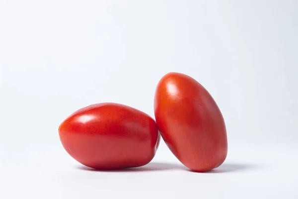Tomates Fundo Branco Dois Tomates Vermelhos Estão Lado Outro — Fotografia de Stock